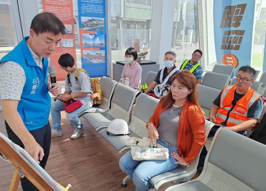 ▲ 高市海洋局石慶豐局長向高雄市議會李雅靜議員、交通部航港局南部航務中心曾安志視察、海保署陳芬瑞巡查員、港務公司高雄港務分公司陳長駿副處長、中山大學海洋環境及工程學系團隊等說明本次聯合海稽路線。