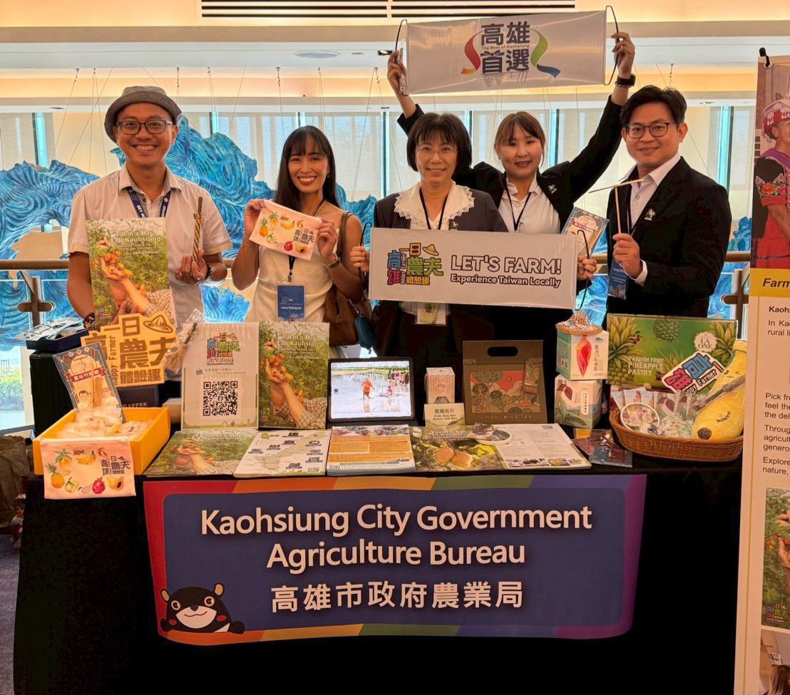 ▲高雄市政府農業局前往菲律賓馬尼拉推廣高雄「一日農夫體驗趣」,現場展示多款高雄農村社區的特色產品與文創小物,讓菲律賓來賓不僅能看見高雄的故事,更能透過味覺和觸覺真切體驗農村的底蘊。菲國百萬網紅Lissa Kahayon(左2)將再度造訪高雄,走進農村社區,感受農業的多元風貌。