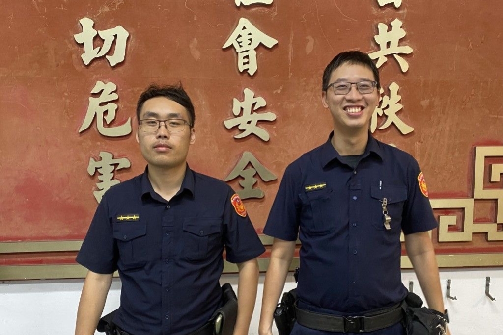 車輛爆胎停路中  文一警暖心解圍護安全