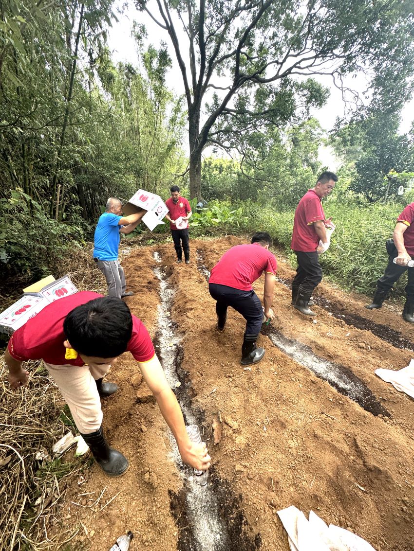 佛教正心會教孝月地藏法會 圓滿法喜充滿 4 《圖說》世界佛教正心會於教孝月啟建地藏法會,法會圓滿後放生地龍數十萬尾。〈正心會提供〉