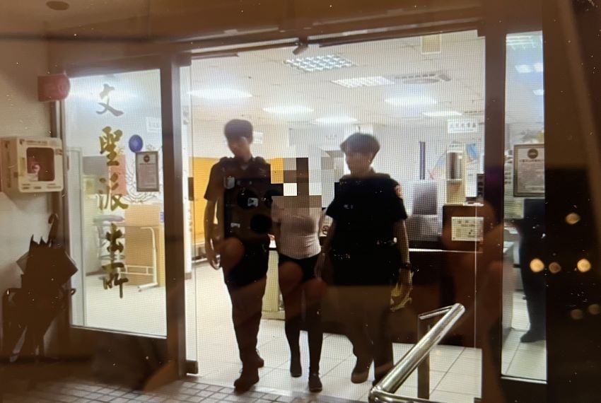 攔查未繫安全帶 海山警當場逮四條通緝犯 2 《圖說》陳姓女子涉及四條通緝,訊後移送新北地檢署偵辦。〈海山分局提供〉