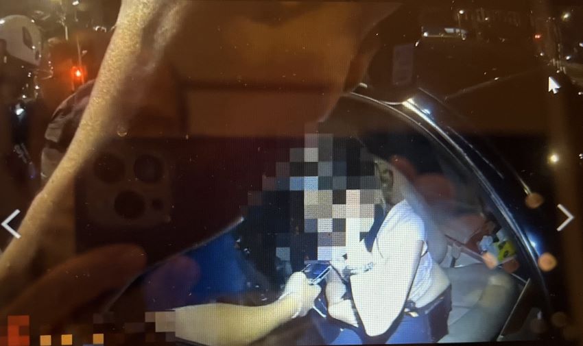 攔查未繫安全帶 海山警當場逮四條通緝犯 3 《圖說》員警盤查陳姓女子情形。〈海山分局提供〉