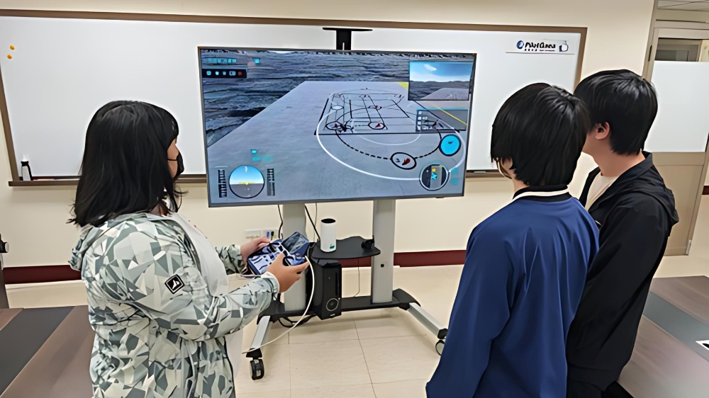 藏識科技發表 PilotSky Sim 次世代無人機模擬器 專為飛手訓練打造的專業平台 1 ▲透過真實無人機控制器進行模擬訓練,提升訓練真實性。(圖/藏識科技提供)