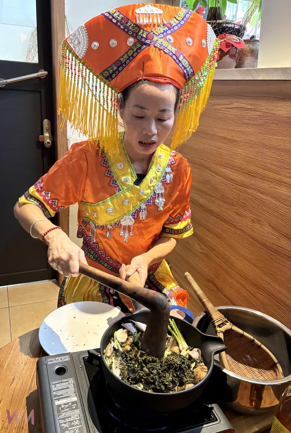 新住民蔣萌女士應邀在嘉義市服務站的家庭教育課程,分享桂林人的日常-「打油茶文化」,並以阿里山茶葉結合桂林家鄉的傳統飲食「打油茶」。(圖/嘉義市服務站提供)