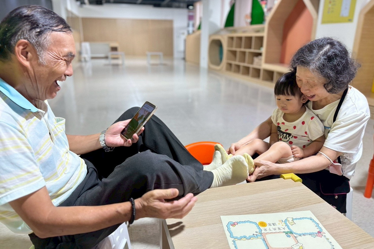 祖孫共同參與客語增能活動，展現跨世代客語傳承及家庭凝聚力。