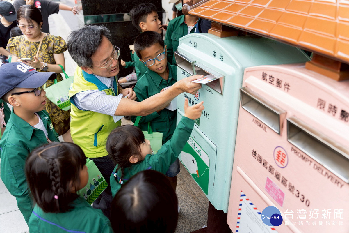 新住民小朋友「尋根之旅」在桃園郵局寄送明信片。<br /><br /> 
