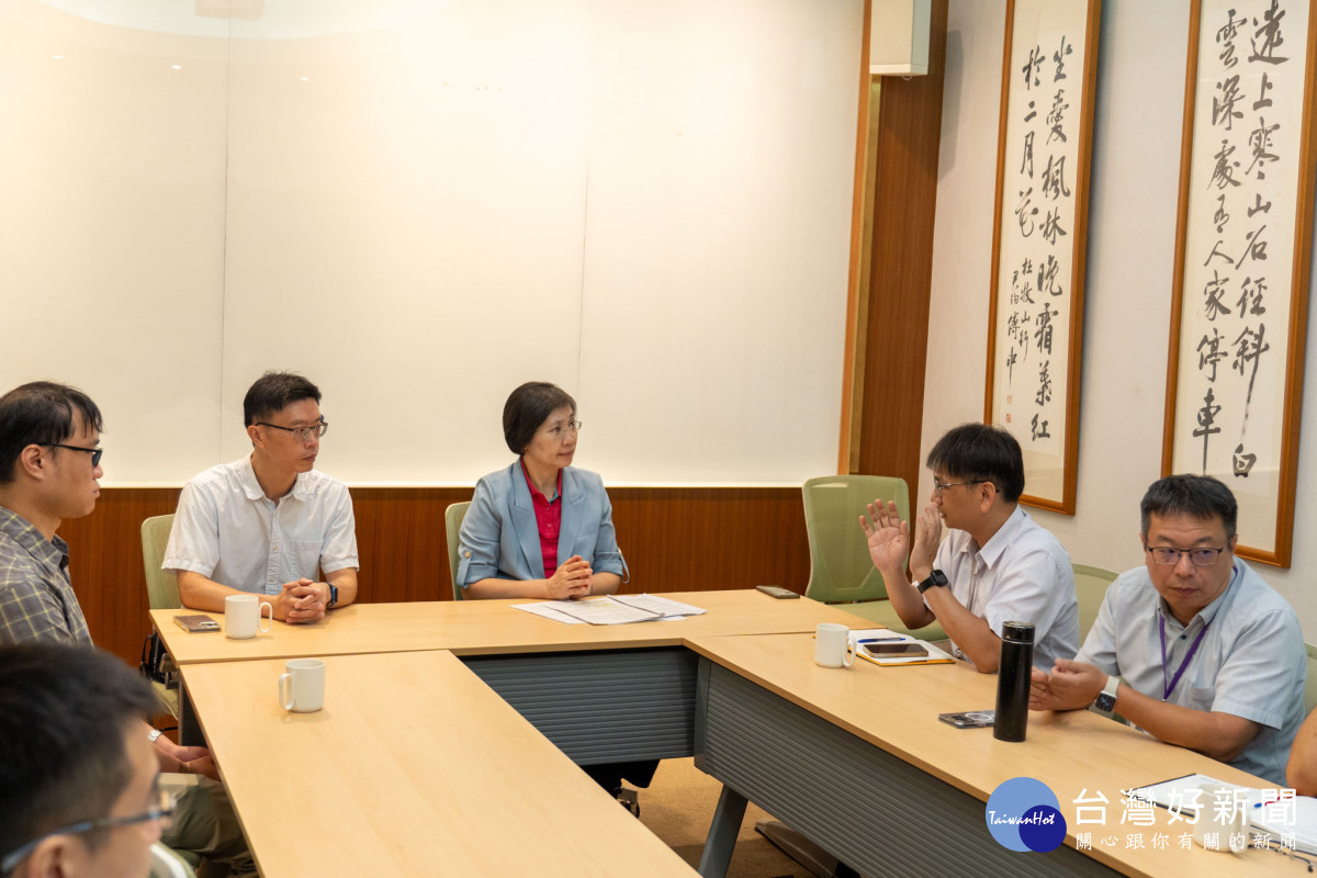 右到左: 新竹縣政府環保局長蕭宏杰、徐欣瑩委員、環境部國家環境研究院江育德副院長、環境部化學物質管理署林松槿科長。