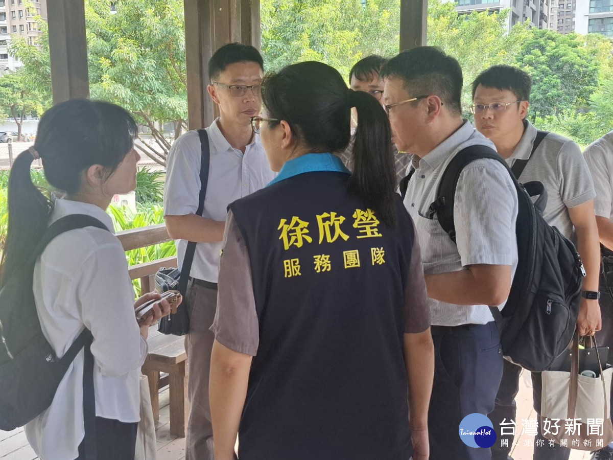 環境部、環保局、徐欣瑩團隊至水圳公園會勘可供空氣品質監控車停靠的位置。
