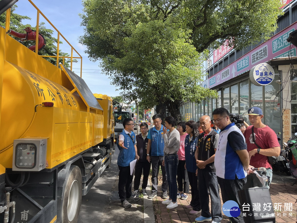 南投市清潔隊說明清溝車功能等。(記者扶小萍攝)