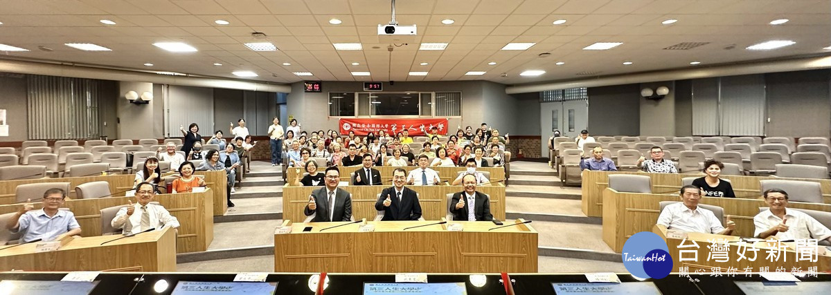 暨大舉辦「第三人生大學」開學典禮，76位新生與老師齊聚一堂合影。（暨大提供）