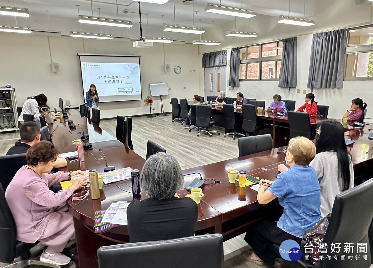 4暨大「第三人生大學」中國語文學系新學員座談,由人文學院中國語文學系主任陳正芳說明。(暨大提供)