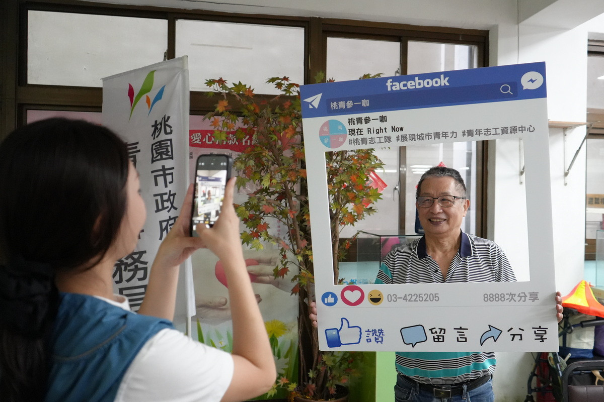 桃青志工隊走入社區舉辦「手機樂齡學堂」,青銀共學共創防詐也防老。