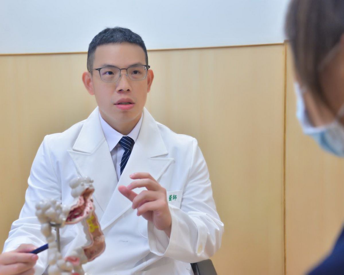 圖／大腸直腸外科醫師陳昱廷強調，糞便潛血檢查是簡單又有效的篩檢工具，呼籲民眾善用資源，把握黃金時機，才能早期發現、早期治療。（台北慈濟醫院提供）
