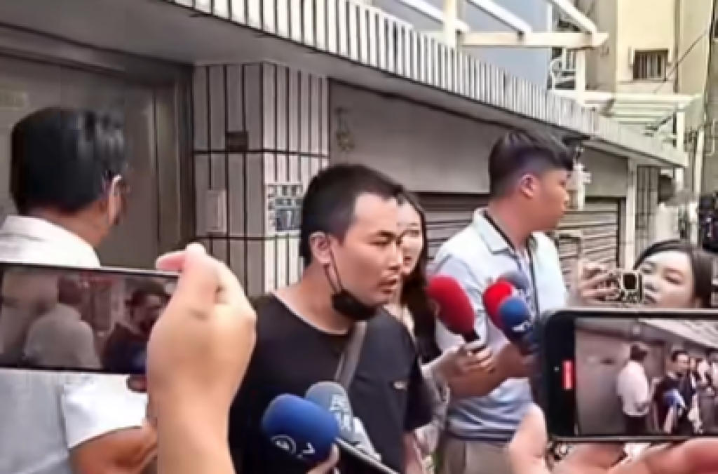 吃屎哥追柯文哲2度撒冥紙鬧場!合作劇組批「不當行為影響電影拍攝進度」 導演:解除演出職務永不錄用