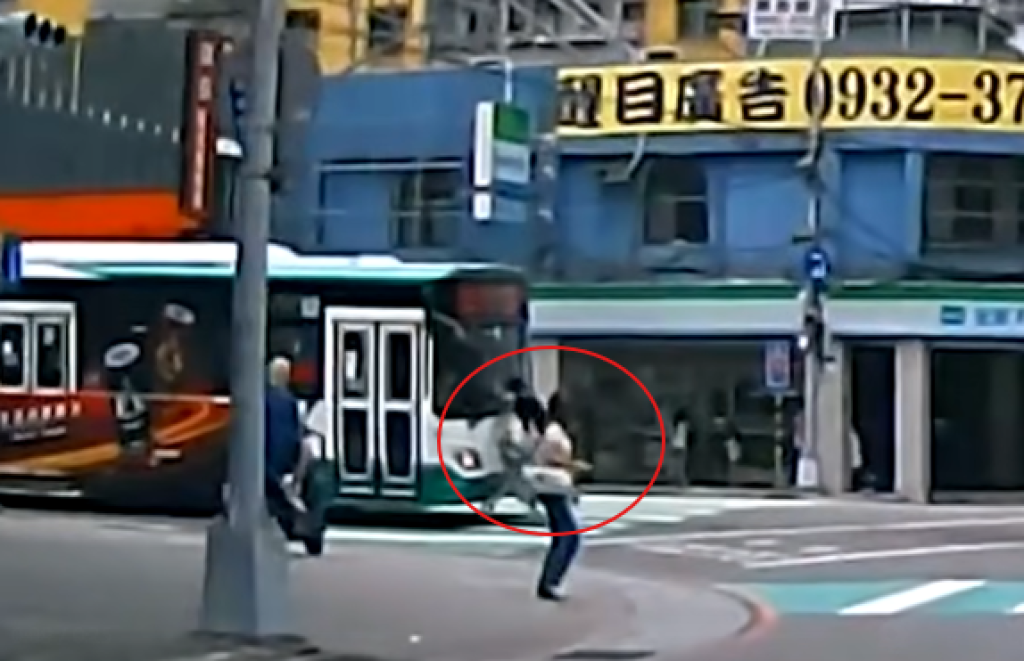 新莊驚險一刻!腳踏車闖紅燈硬闖路口與公車迎面相撞
