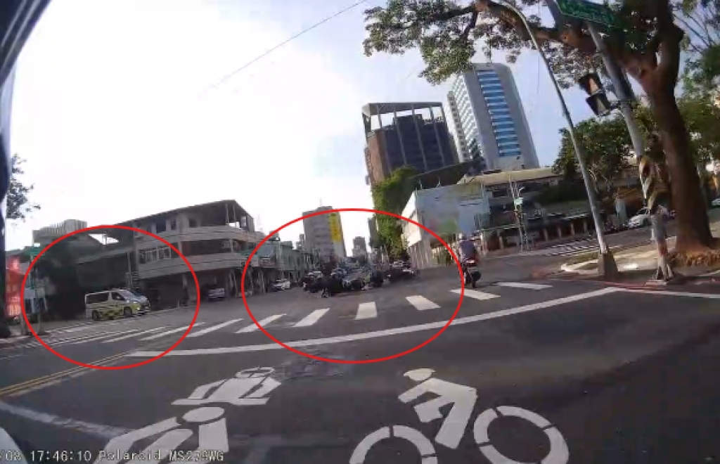 高雄路口驚魂!禮讓救護車竟變「追撞現場」