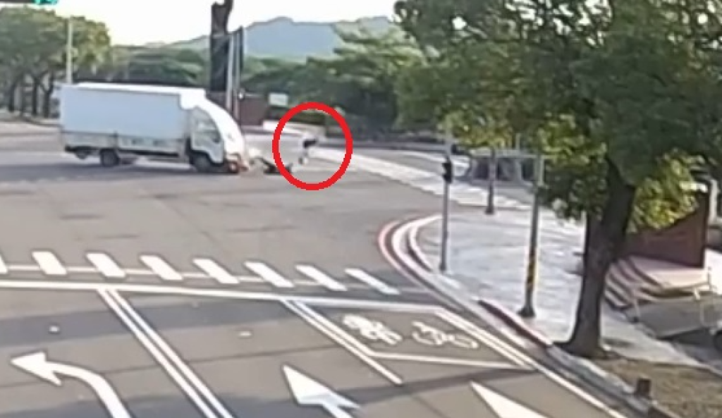 撞擊畫面曝光!苗栗大貨車違規左轉 機車騎士及乘客遭撞飛受傷