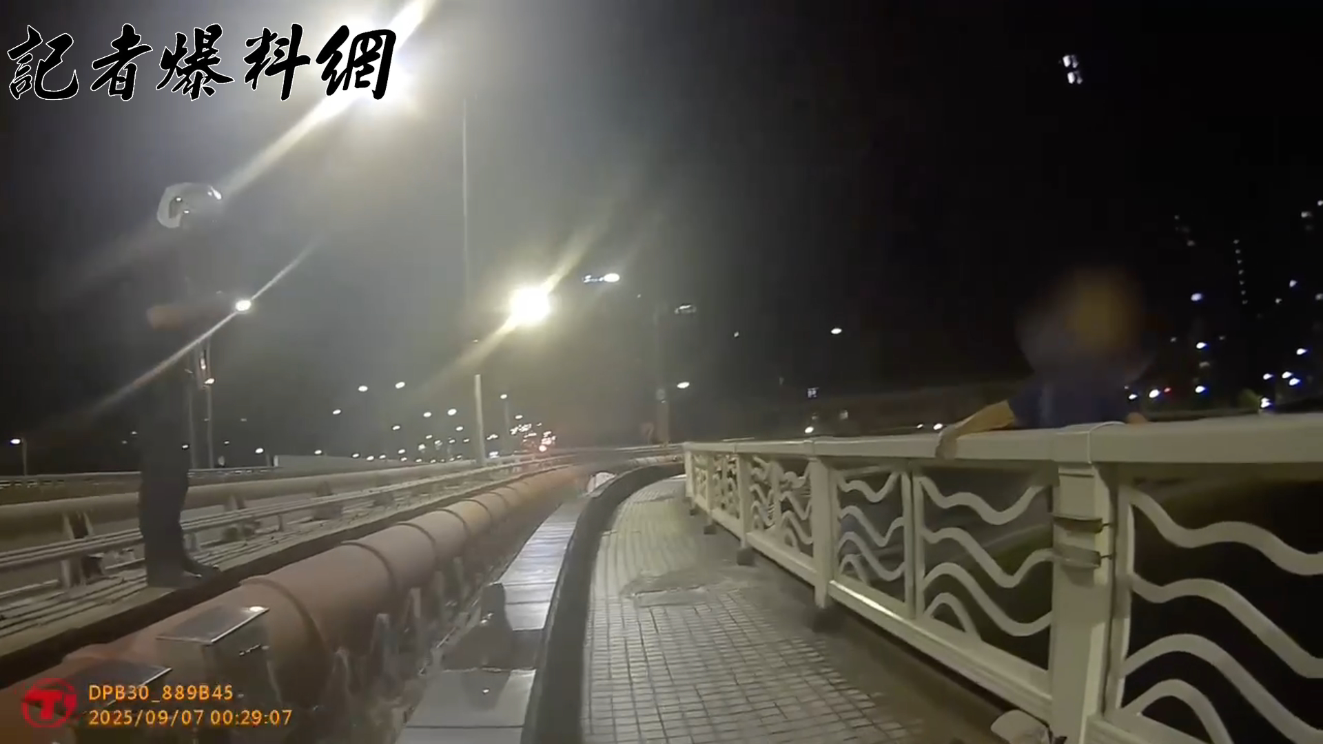 】台北市前（7）日凌晨0時許，1名8旬李姓老翁獨自徘徊在大直橋上，並翻越護欄，疑有輕生念頭。