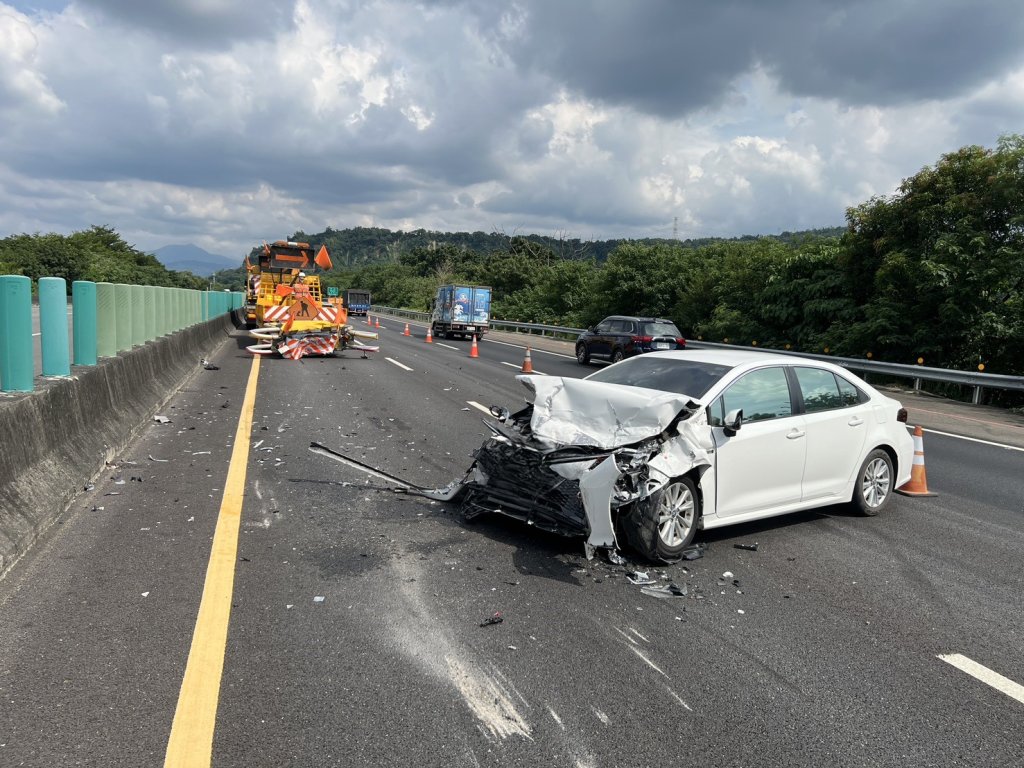 國道輔駕車撞緩撞車+1!- 車頭撞爛駕駛未受傷