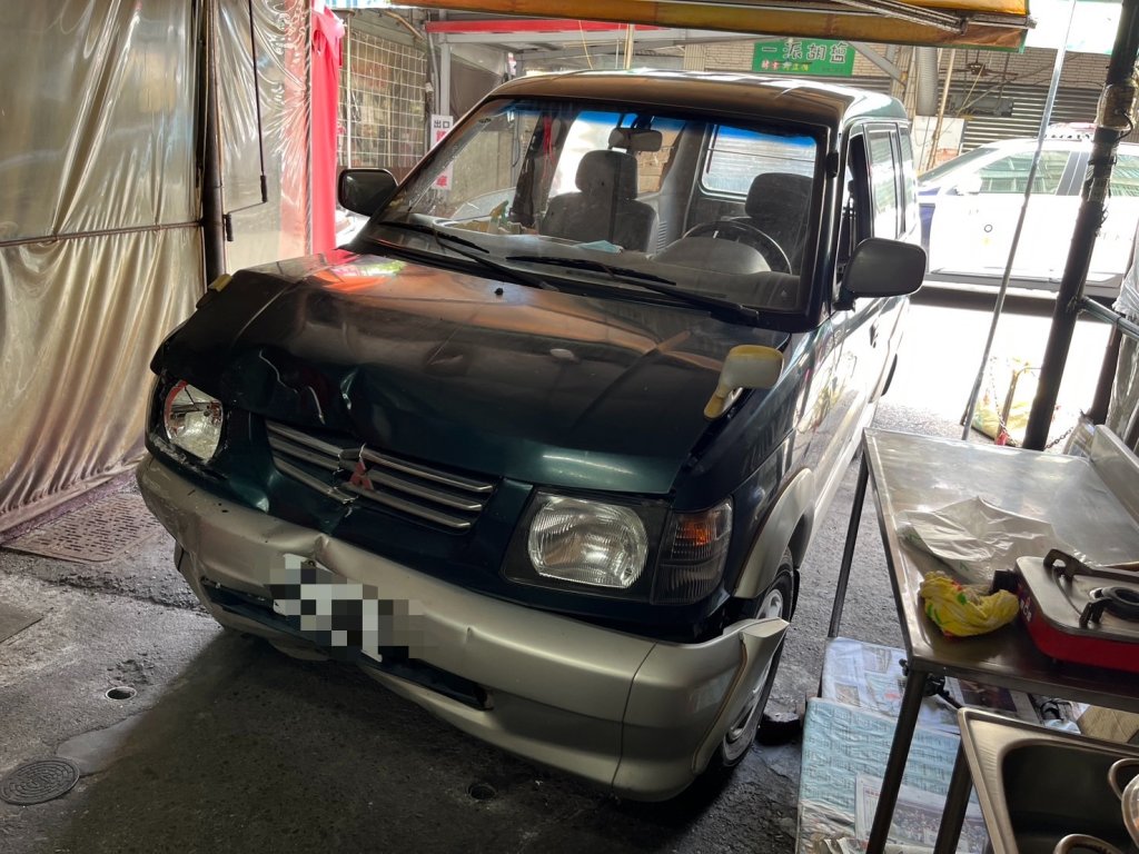 碰!高雄75歲翁「油門當剎車踩」撞進苓雅市場牛排店