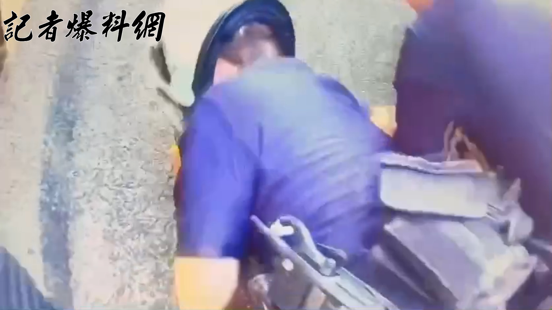 轄區警方獲報到場,劉男仍不聽勸,最終慘遭壓制逮捕。
