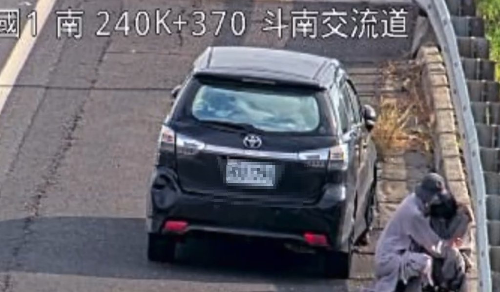 國道1號驚見女子坐路肩哭泣 身旁女子安撫國道警察護送離開