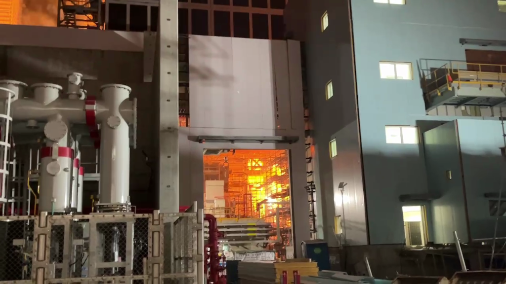 高雄興達電廠爆炸!橘紅火光嚇壞居民 環保局提醒:緊閉門窗、減少外出