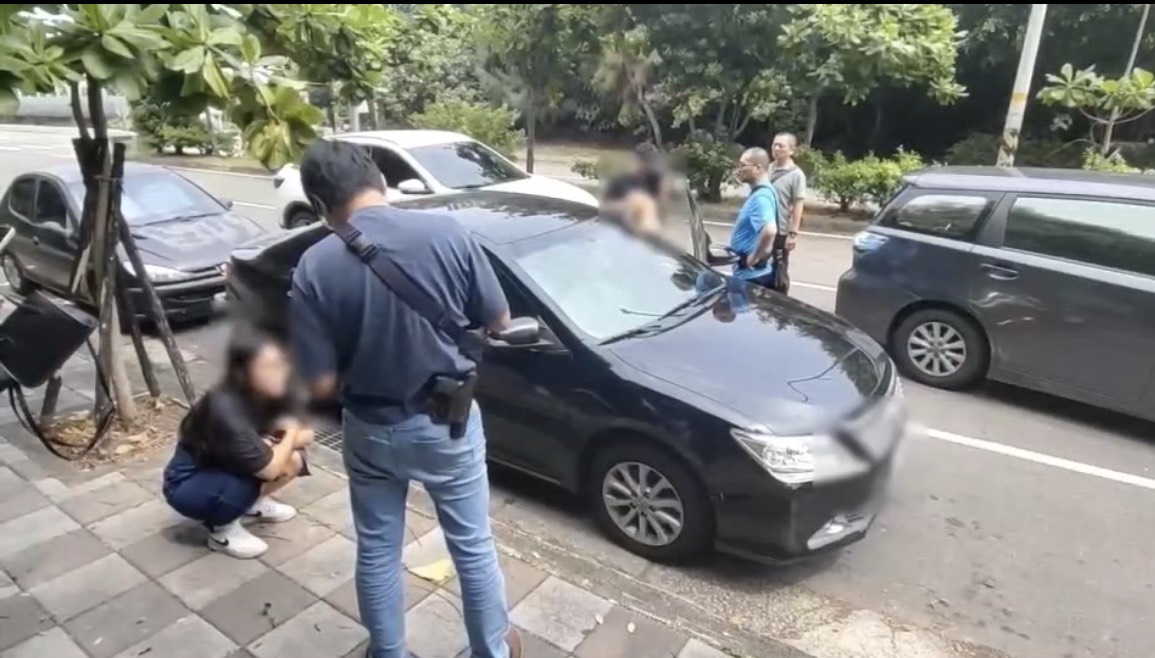 警方趁陳女外出時上前查緝,她不知情的閨蜜嚇得蹲坐在地。
