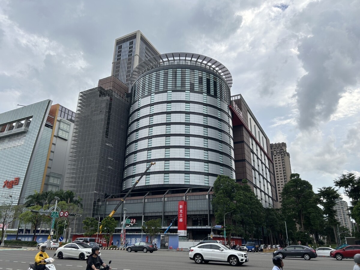 ▲新光三越百貨外觀施工架拆架。(圖/中市府提供)