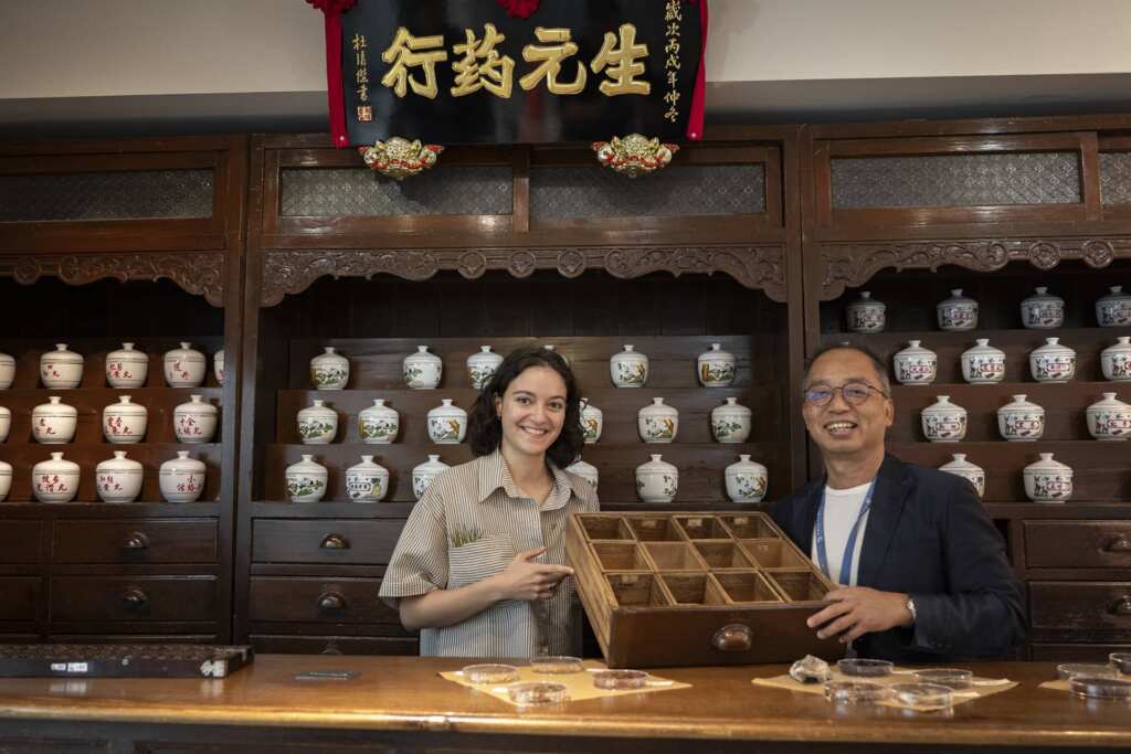 ▲國美館2025「福爾摩沙藝術進駐」駐館藝術家艾瑪.班.阿齊札(左)於駐館期間拜訪立夫中醫藥博物館副館長張文德(右)。(國美館提供)