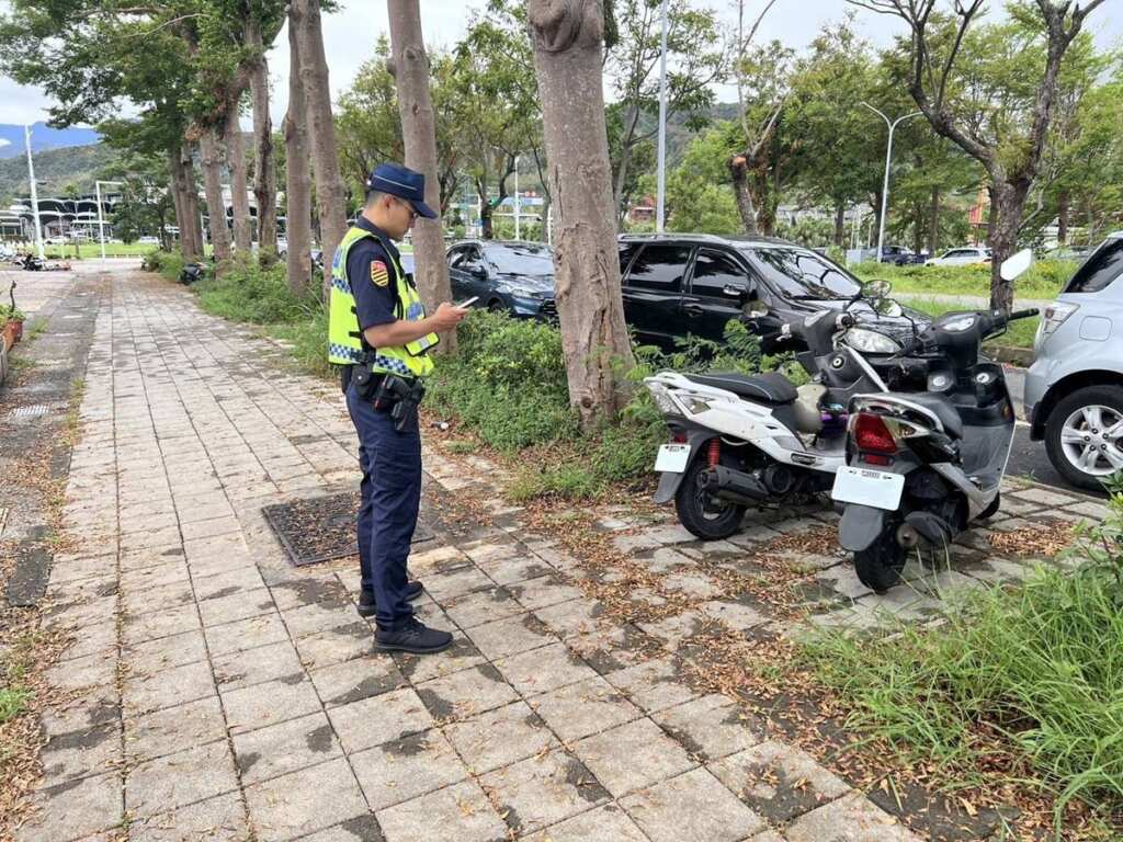 ▲臺東縣警察局交通警察隊賡續針對人行道違規停車行為加強取締,以還給行人安全通行走廊。