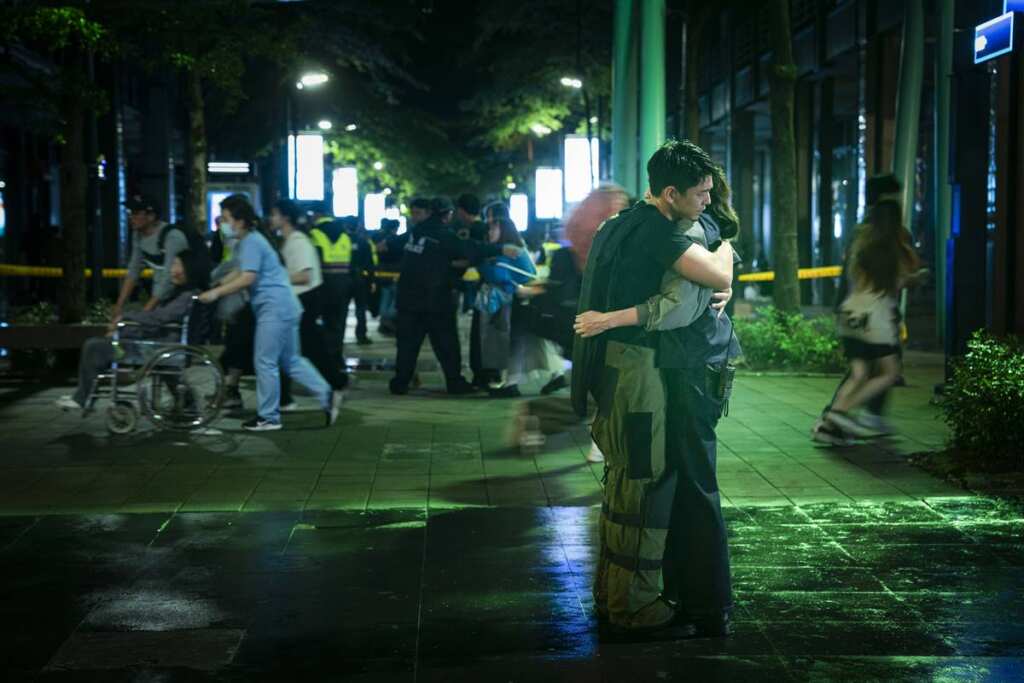 ▲林柏宏與宋芸樺在《96分鐘》中飾演共患難的夫妻,情感流露真摯動人。(華影國際提供)