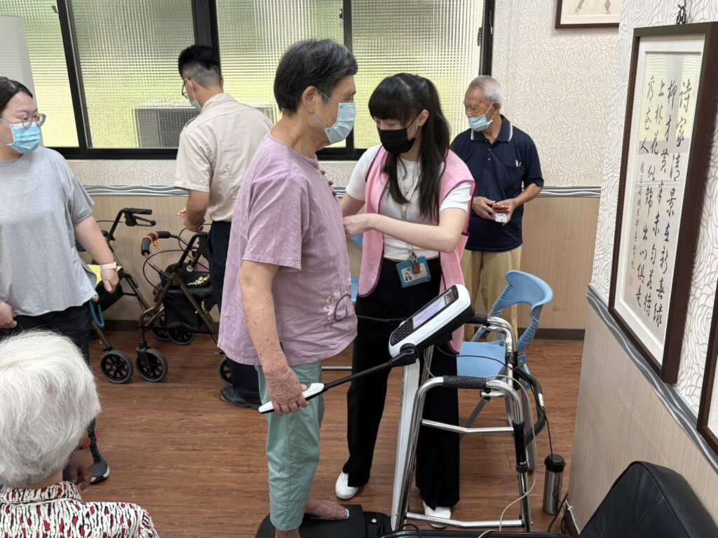 ▲肌少症好發銀髮族,中彰榮家推衛教課程教長者抗跌。(中彰榮家提供)