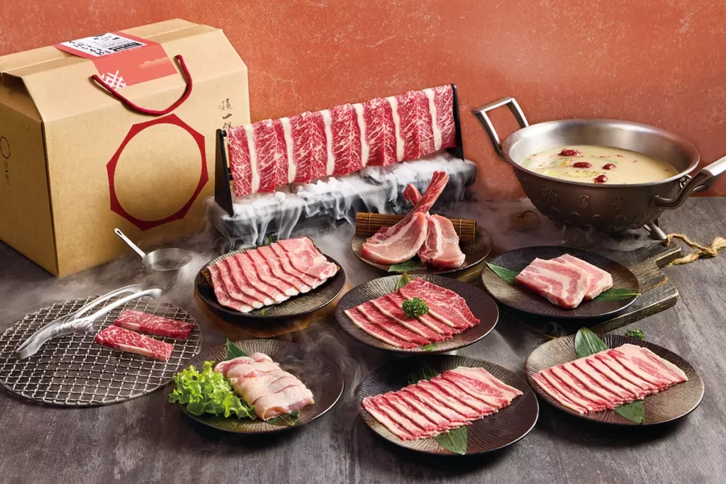 《不能只有肉・中秋限定雙饗箱》內含「這一鍋」招牌湯磚、神仙牛肉100g,以及「燒肉同話」六大人氣肉品——厚切豬五花、特選板腱牛、去骨雞腿肉等。圖/燒肉同話提供