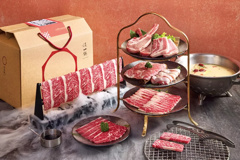 「燒肉同話」與「這一鍋」首度攜手,推出限量500組的《不能只有肉・中秋限定雙饗箱》,中秋預購價1,280元。圖/燒肉同話提供