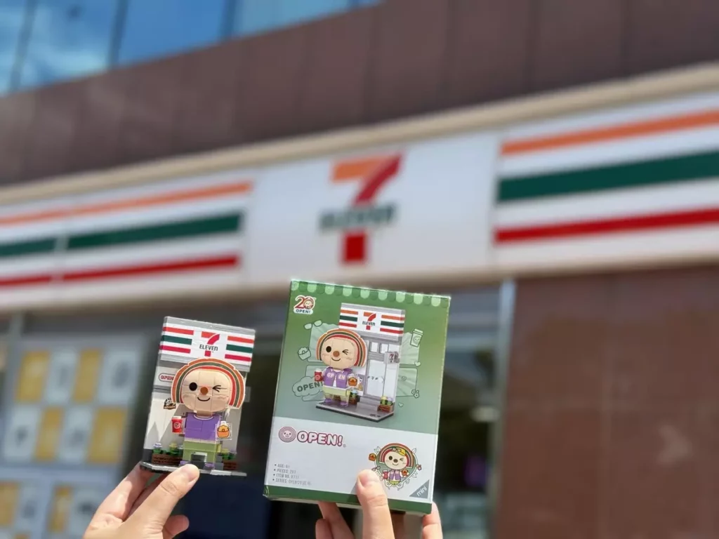 為慶祝OPEN將20歲生日,今年7-ELEVEN推出超多系列商品,9月17日起再度推出「OPEN!20週年場景積木」於指定門市販售