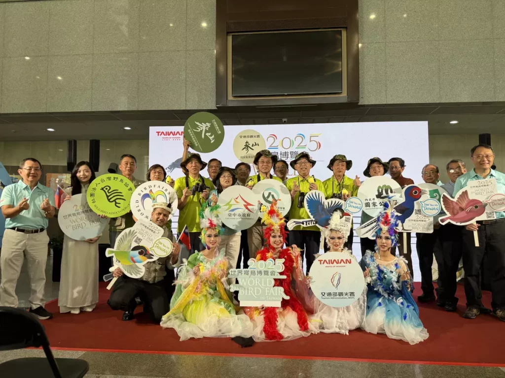 啟動儀式大合照-交通部、林業及自然保育署、內政部國家公園署、臺中市政府及世界鳥類博覽會代表共同啟動象徵,手持鳥意象與活動Logo圓牌合影,宣告首屆「世界賞鳥博覽會」正式啟動