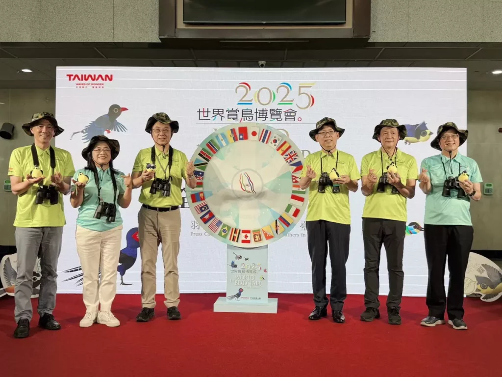 啟動儀式倒數-六位長官戴上賞鳥帽、望遠鏡,共同觸碰大螢幕,伴隨鳥群飛翔動畫,宣告台灣引領世界賞鳥盛會