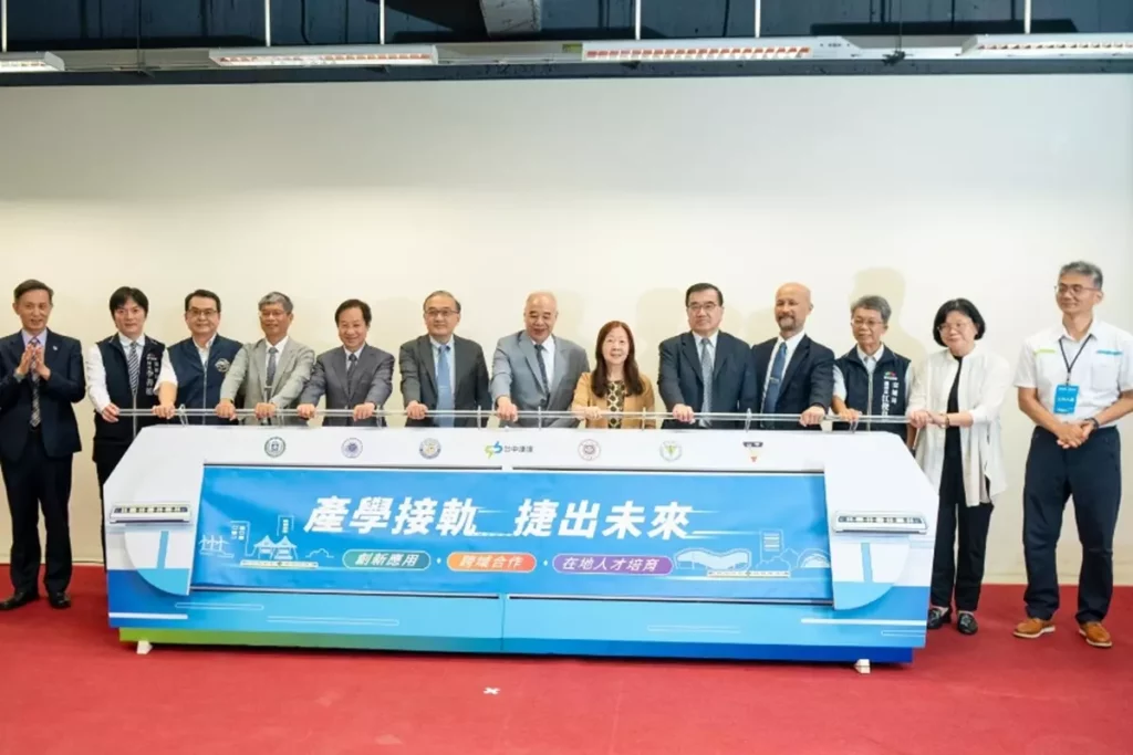 中捷公司與M6六所大學代表齊聚簽署合作,攜手建構產學接軌平台,共同培養在地人才。(圖/逢甲大學提供)