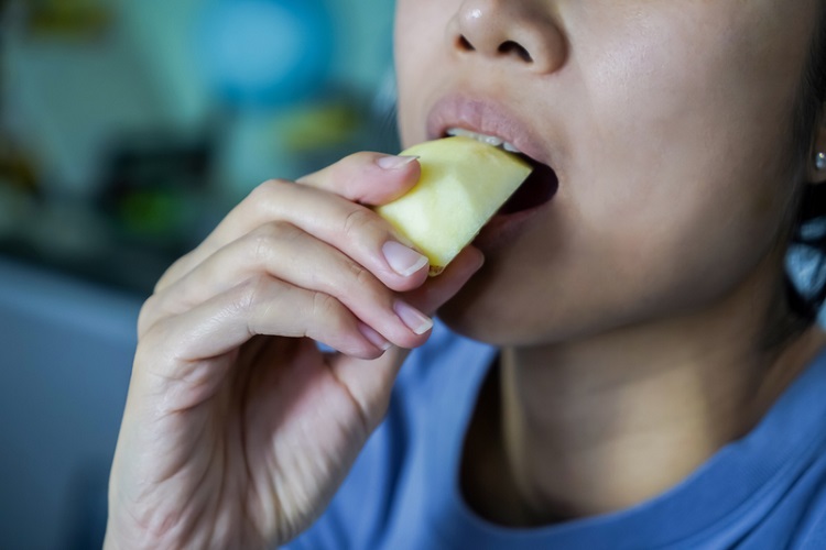 每天多吃「這種糖」或可默默對抗癌細胞！蘋果、豆類裡都有  專家揭關鍵機制