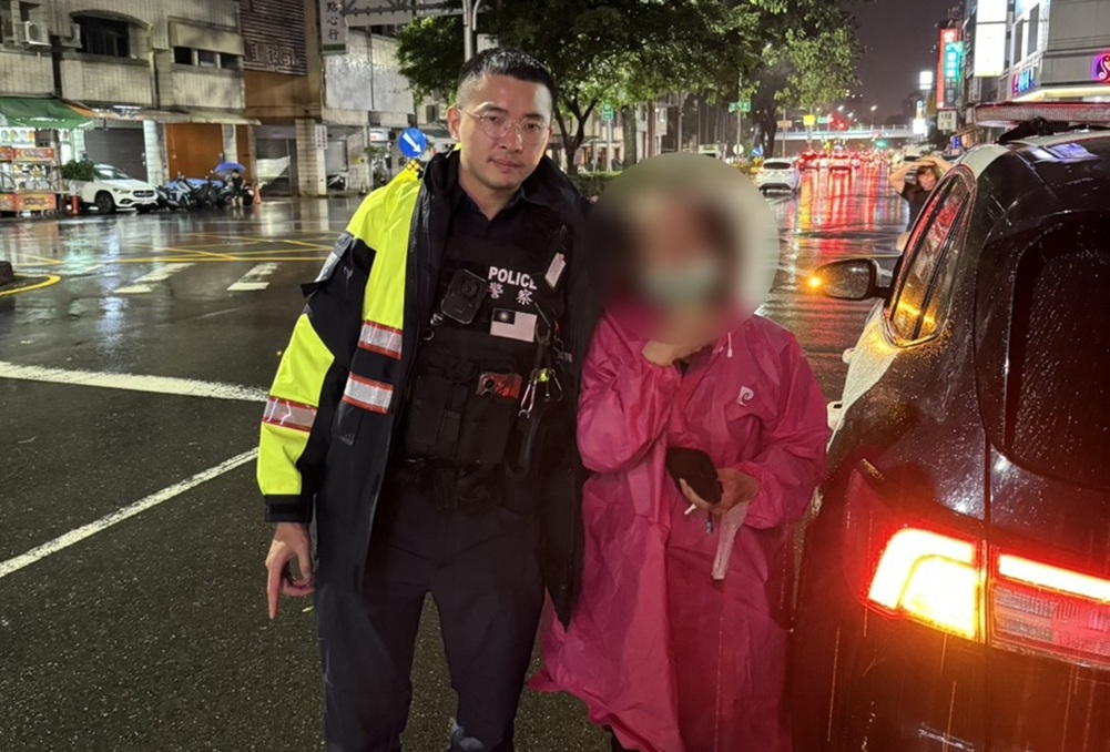 ▲圖說：在員警幫助下，70歲的巫姓婦人尋獲忘記停車位置的機車，並開心地與員警合影留念 （圖／台中市政府 提供）