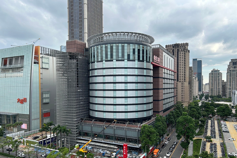 新光三越明起分層進貨 李正偉:仍須依法定程序申請整棟恢復使用 214 新光三越明起分層進貨 李正偉:仍須依法定程序申請整棟恢復使用 213
