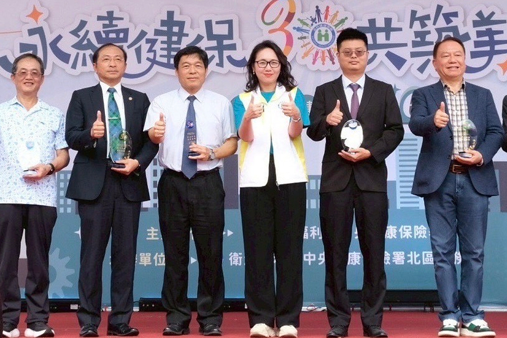 陳亮妤赴任健保署長提4面向 邱鎮軍憂健保9000億支出難應付 220 陳亮妤赴任健保署長提4面向 邱鎮軍憂健保9000億支出難應付 219