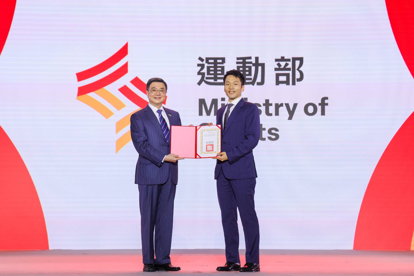 運動部今正式揭牌!李洋曝6大方向 帶領台灣體育邁向新里程碑 附件照片11140909 1 行政院卓榮泰院長頒授李洋部長任命令。