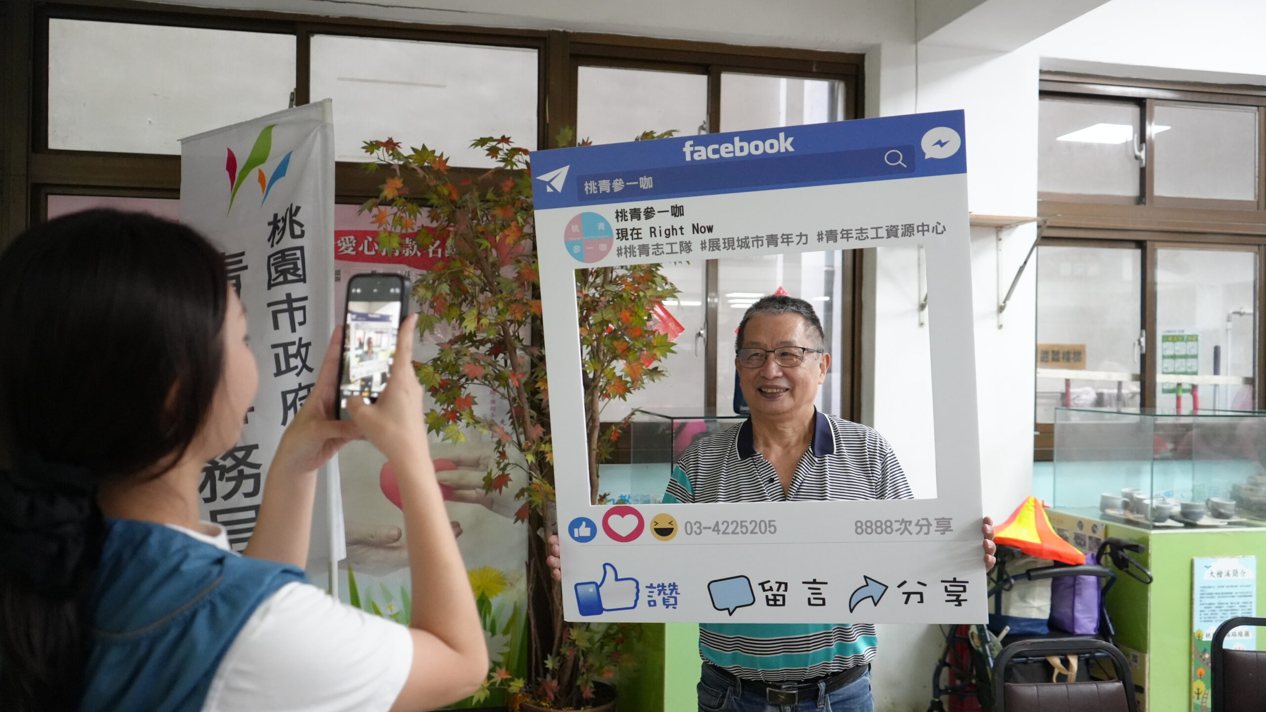 桃園青年局「手機樂齡學堂」開課 志工貼心指導促進跨世代交流 志工協助長輩拍照 0 0 scaled