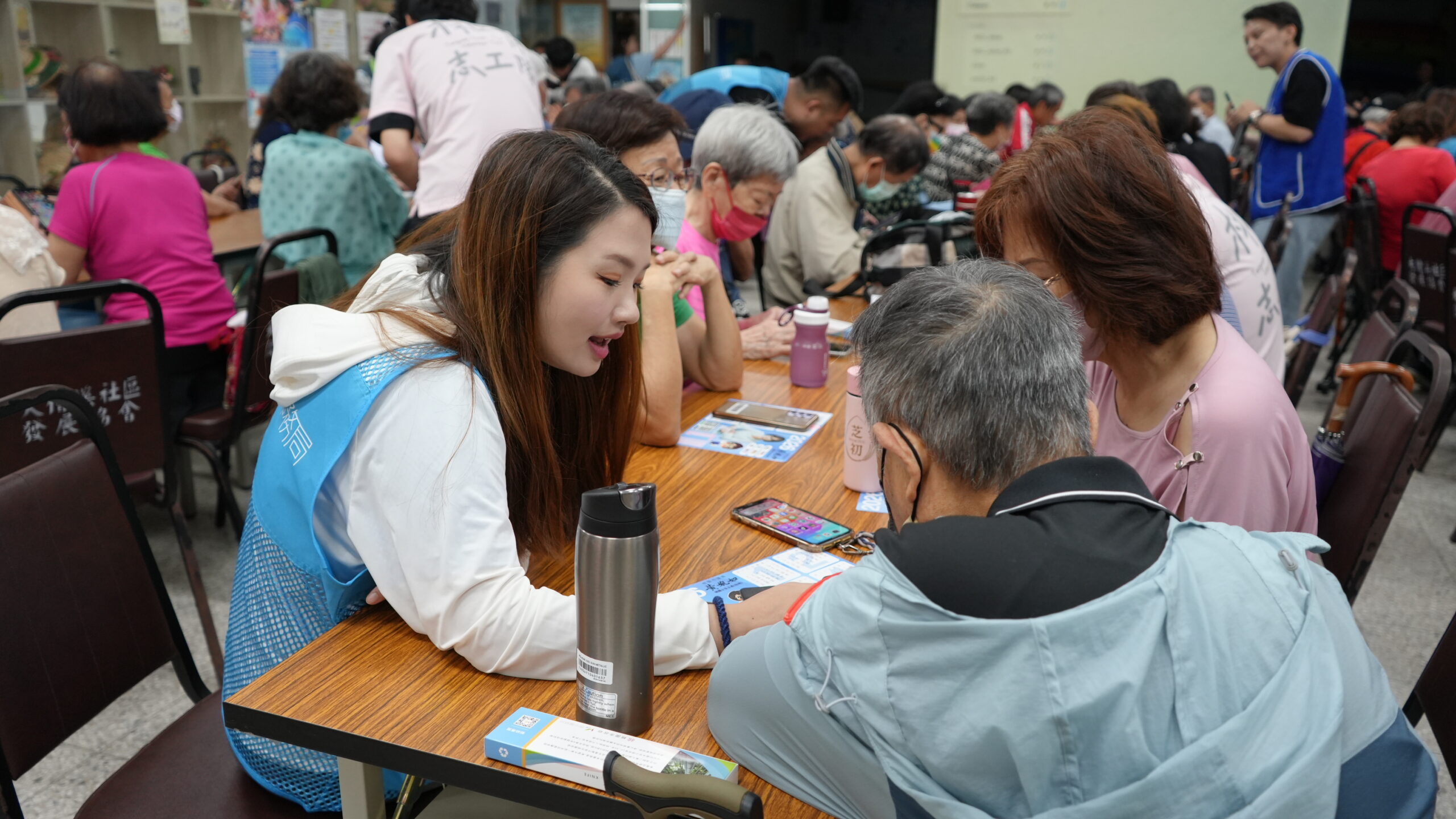 桃園青年局「手機樂齡學堂」開課 志工貼心指導促進跨世代交流 青年志工帶領長輩使用手機 0 0 scaled