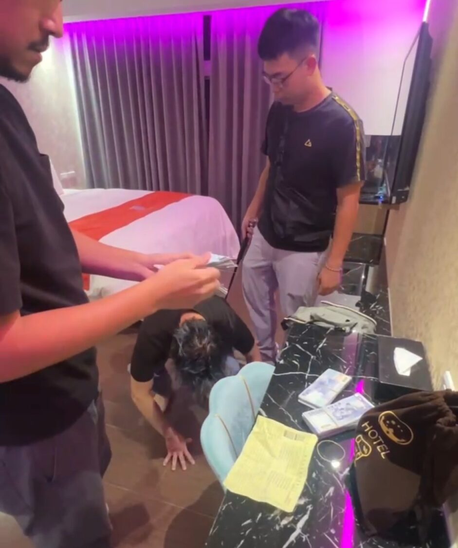 警方循線追緝,於桃園某旅宿房間內將馬籍嫌犯逮捕到案,現場查扣現金40萬7,770元及典當收據等證物。(圖/記者張家燁翻攝)