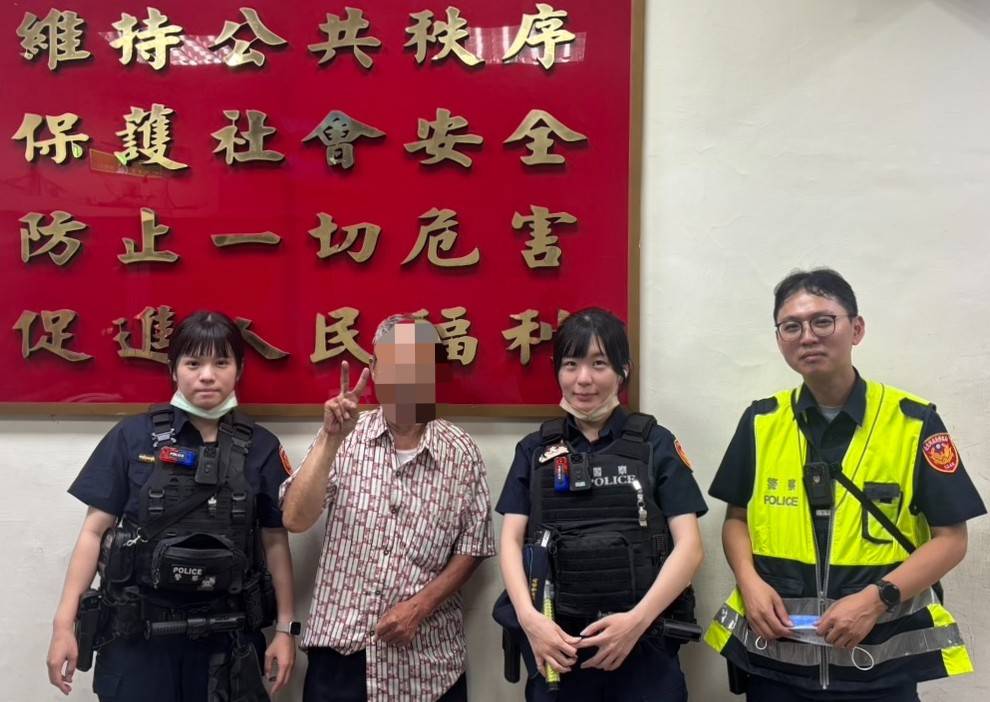 處理員警與老翁合影。