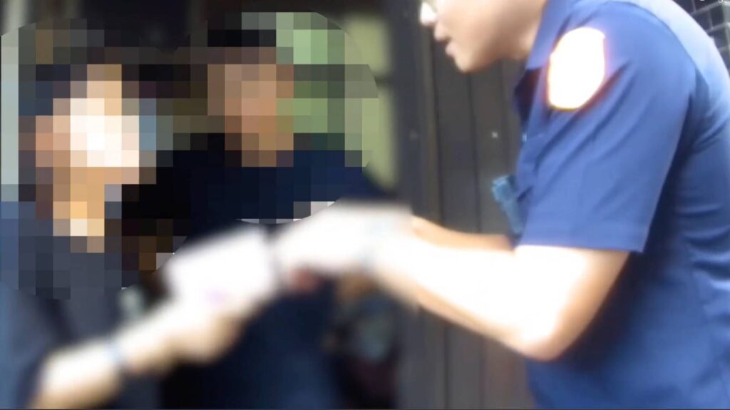 員警現場勸阻婦人繼續投資。(圖/記者薛秀蓮 翻攝)