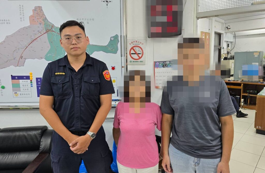 婦人及其子感謝員警積極協助。(圖/記者薛秀蓮 翻攝)